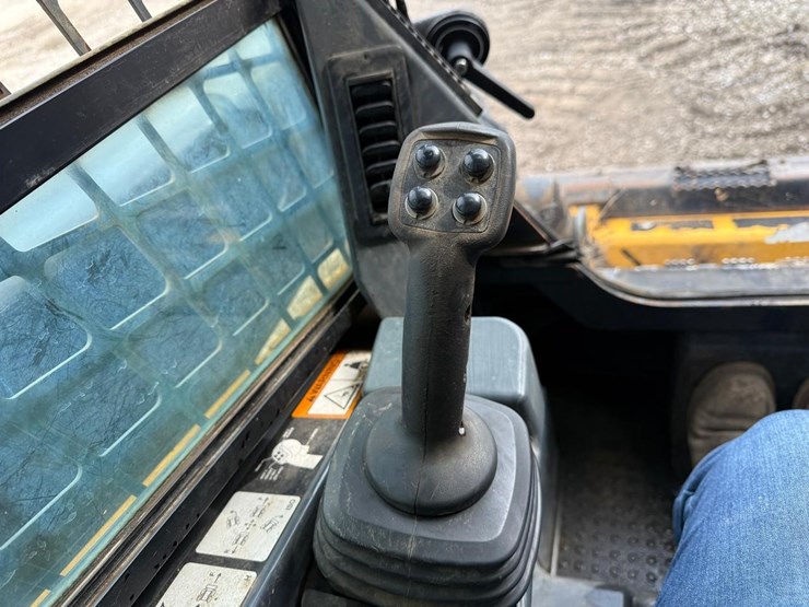 2016-deere-323e-image-22