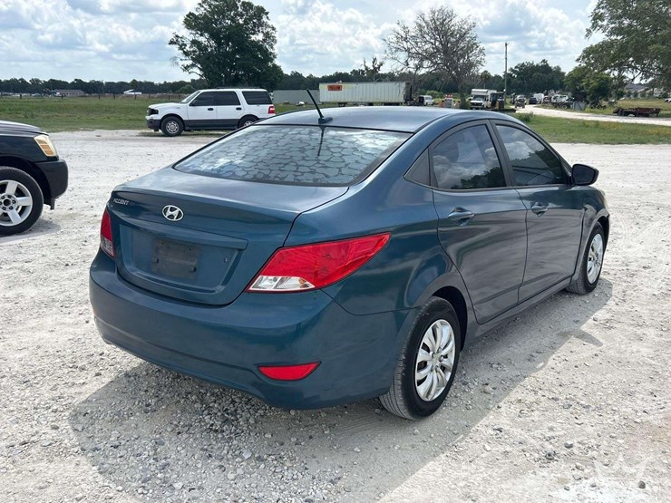 2015-hyundai-accent-sedan-image-4