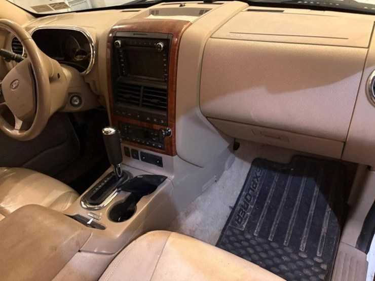 2010-ford-explorer-image-23