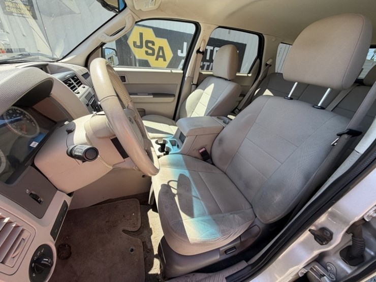 2010-ford-escape-image-24