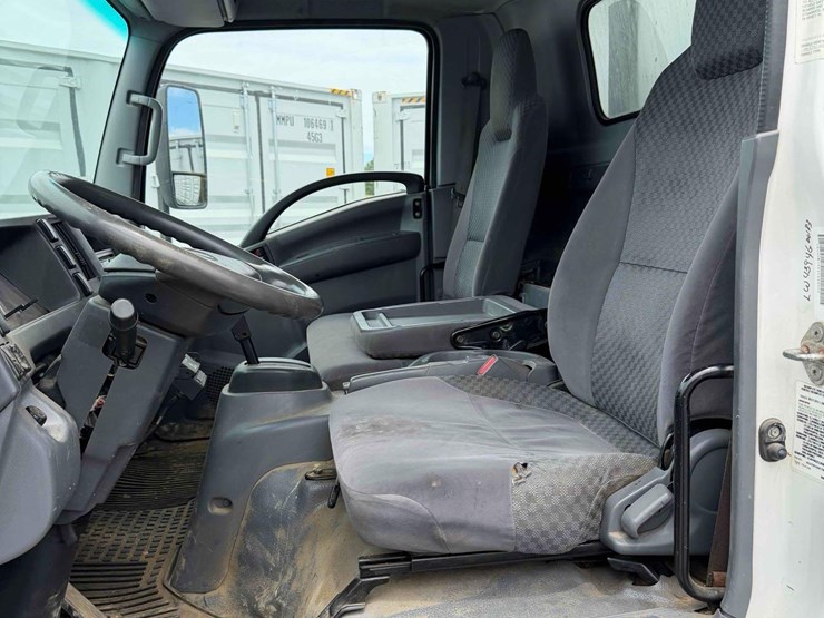 2012-isuzu-nqr-image-13