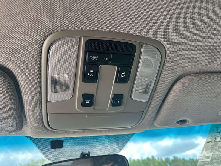 2017-kia-sedona-image-19
