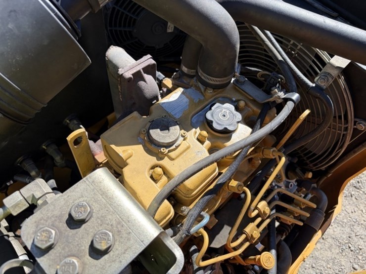 2009-caterpillar-cb24-image-14