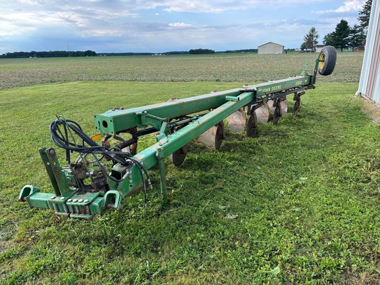 john-deere-2810-image-2