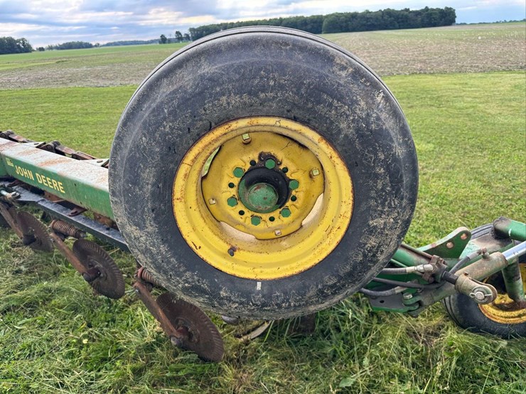 john-deere-2810-image-22