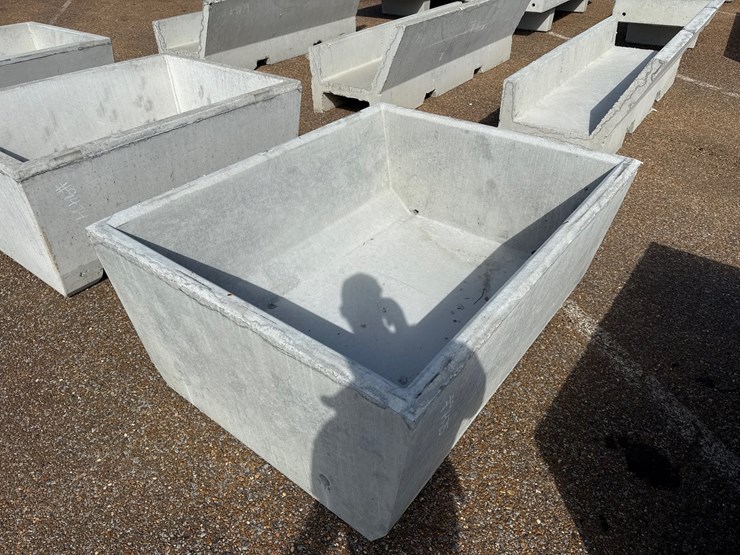 #9475-•-4x5-conrete-feed-trough-image-3
