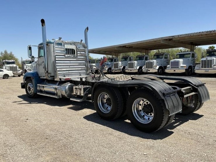 2000-freightliner-fld120-image-6