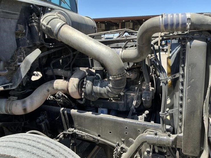 2000-freightliner-fld120-image-14