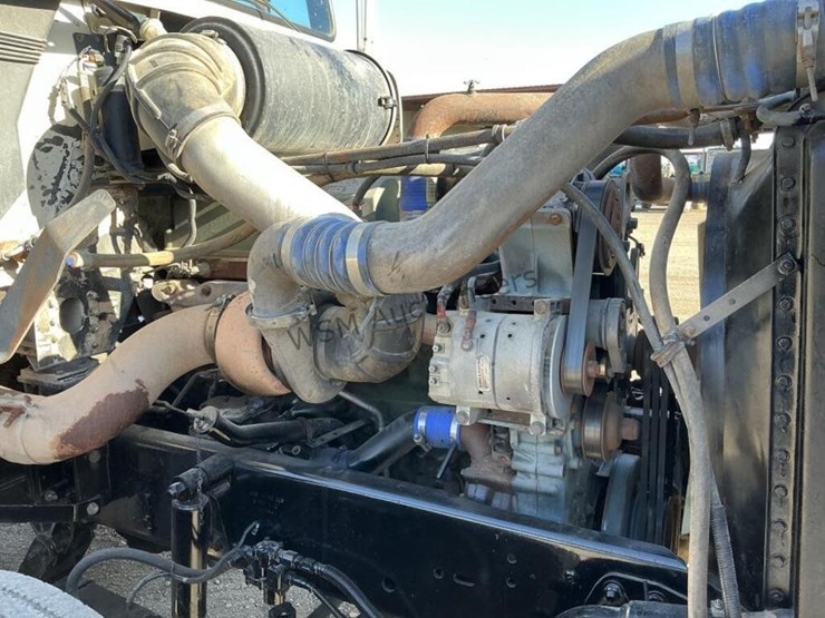 2000-freightliner-fld120-image-12