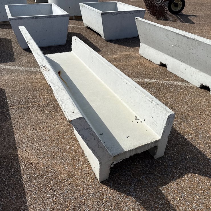 #9480 • 8ft concrete "J" feed trough