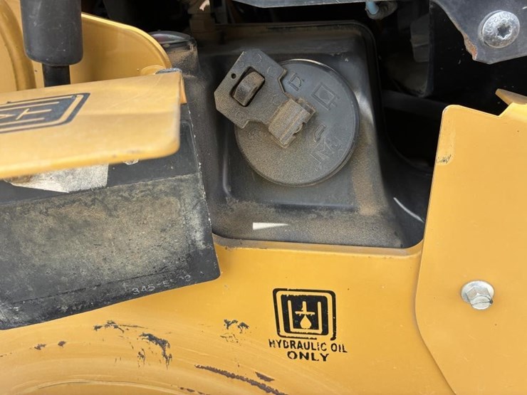 2014-caterpillar-246d-image-16