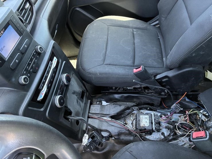 2020-ford-explorer-image-24