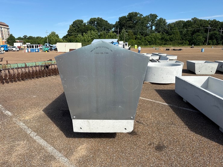 #9469-•-3x10-concrete-feed-trough-w/cover-image-2