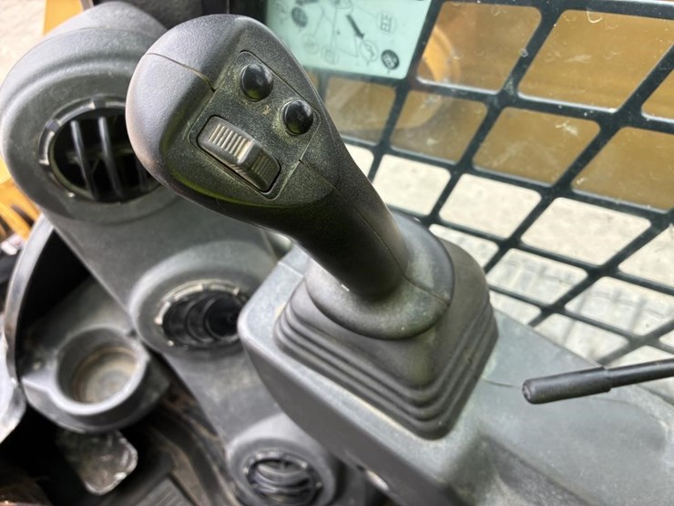 2020-caterpillar-259d3-image-18
