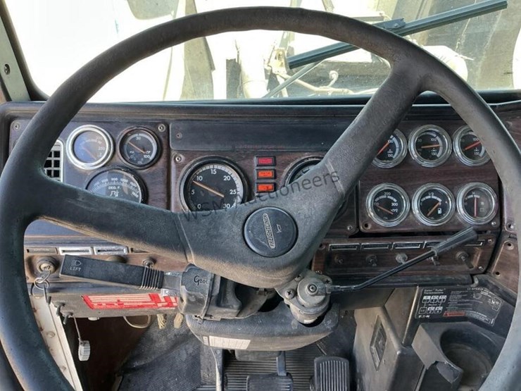 2000-freightliner-fld120-image-19