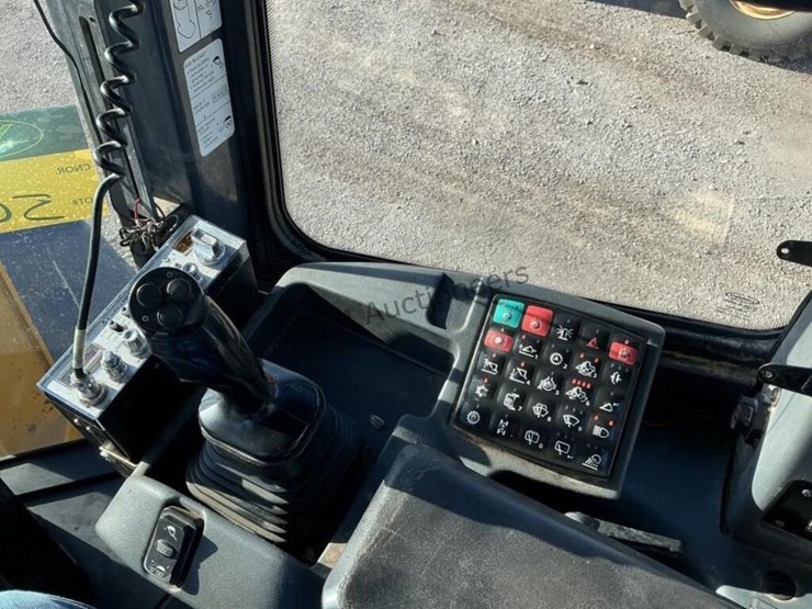 2017-deere-624k-image-23