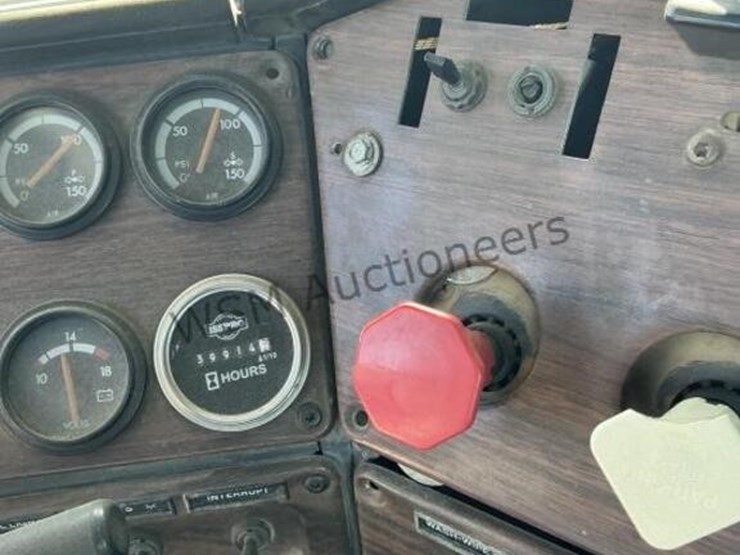 1999-freightliner-fld120-image-22