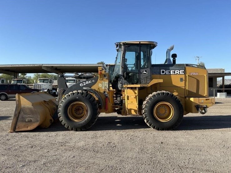 2017-deere-624k-image-1