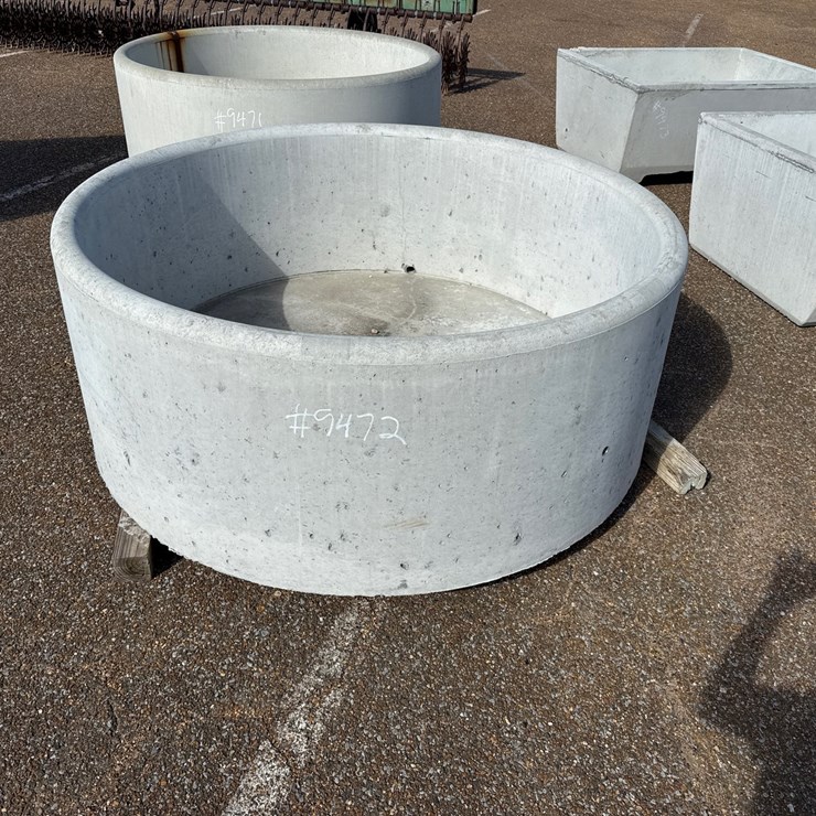#9472 • 300 gal round conrete water trough