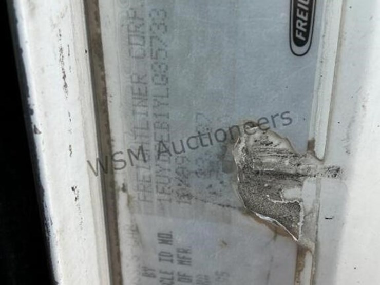 2000-freightliner-fld120-image-16