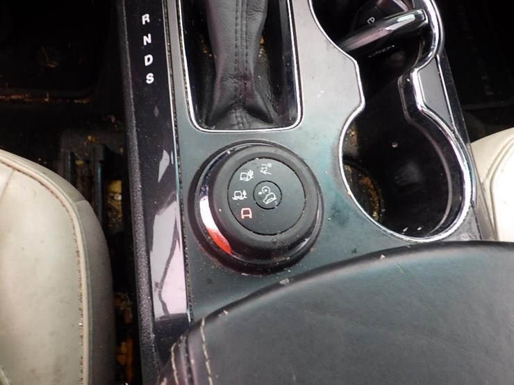 2016-ford-explorer-image-32