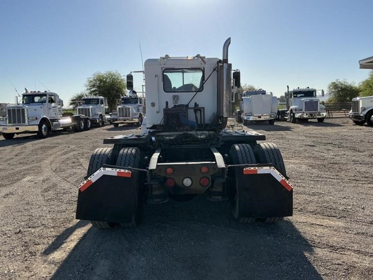 2000-freightliner-fld120-image-5