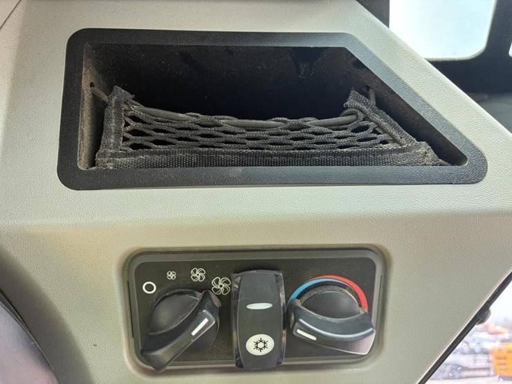 2014-caterpillar-246d-image-19