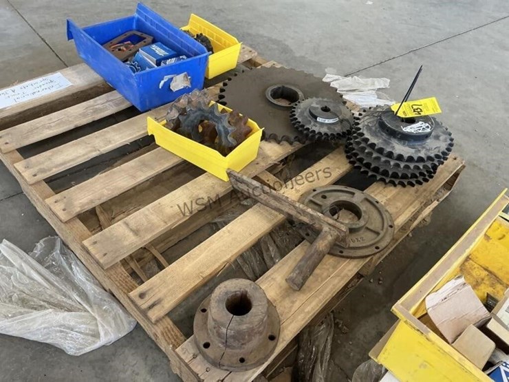 pallet-of-international-spreader-truck-sprockets-image-1