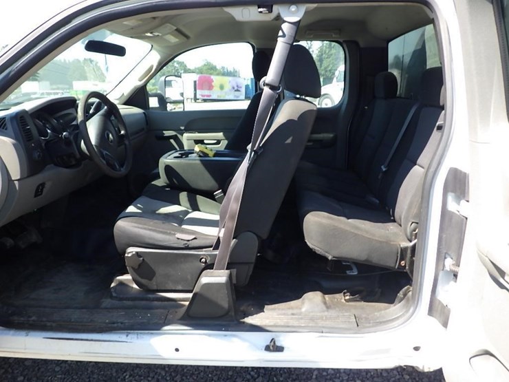 2013-chevrolet-3500hd-image-19