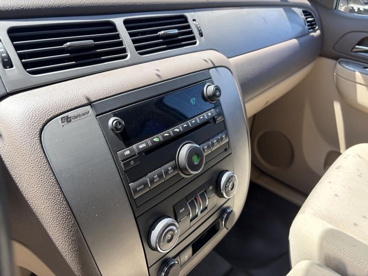 2014-chevrolet-tahoe-image-18