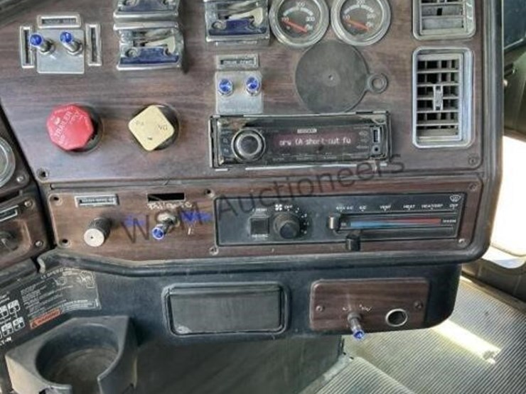2000-freightliner-fld120-image-22