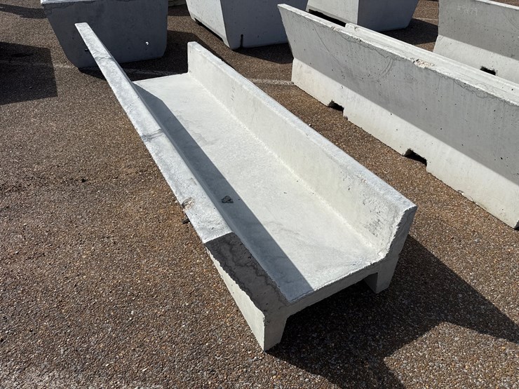 #9481-•-8ft-concrete-"j"-feed-trough-image-4