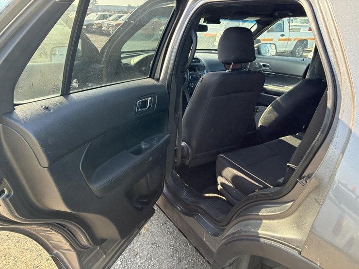 2016-ford-explorer-image-12