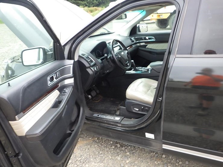 2016-ford-explorer-image-23
