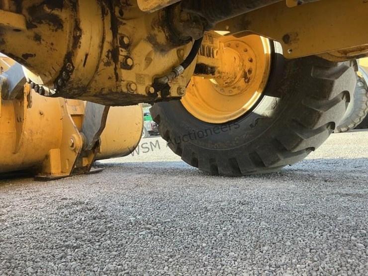 2017-deere-624k-image-28