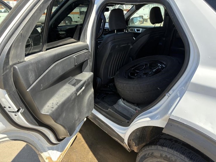 2020-ford-explorer-image-18
