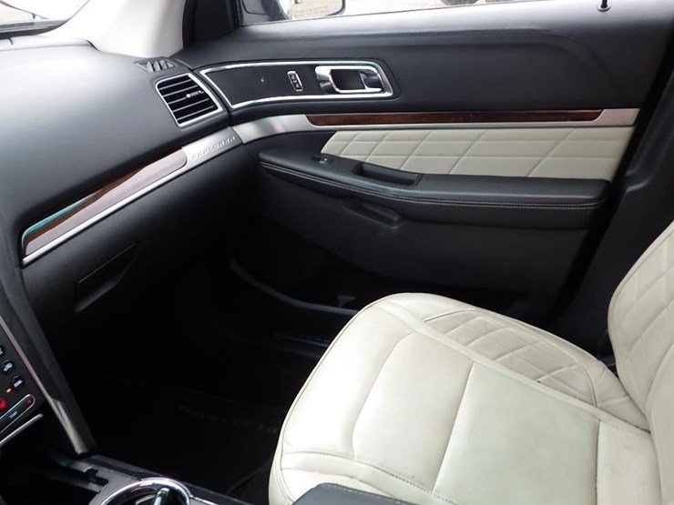 2016-ford-explorer-image-33