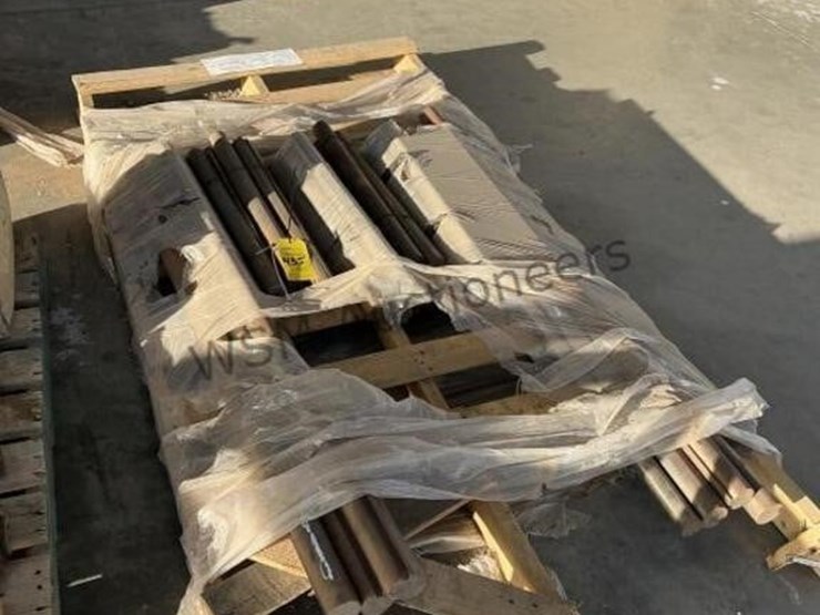 pallet-of-international-spreader-truck-floor-&-image-1