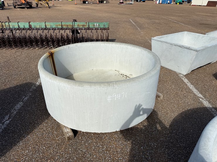 #9471-•-300-gal-round-conrete-water-trough-image-1