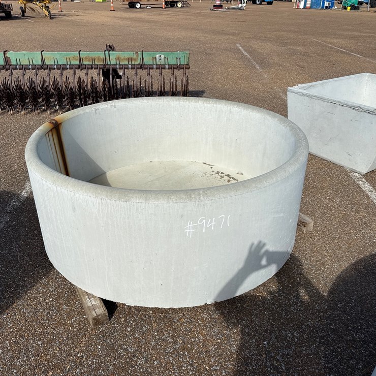 #9471 • 300 gal round conrete water trough