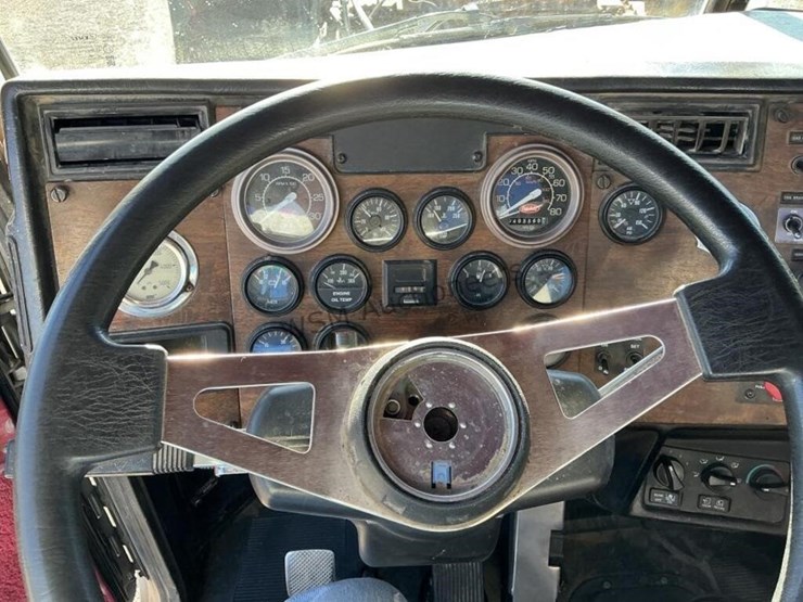 1999-peterbilt-357-image-17