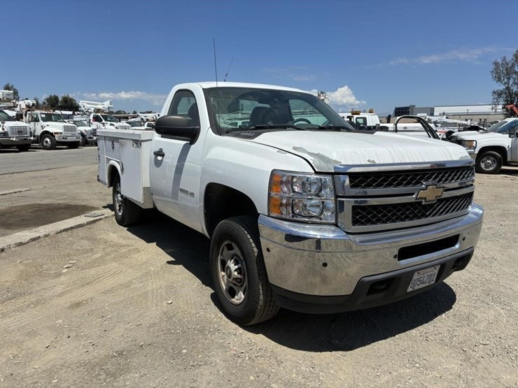 2011-chevrolet-silverado-2500-image-2