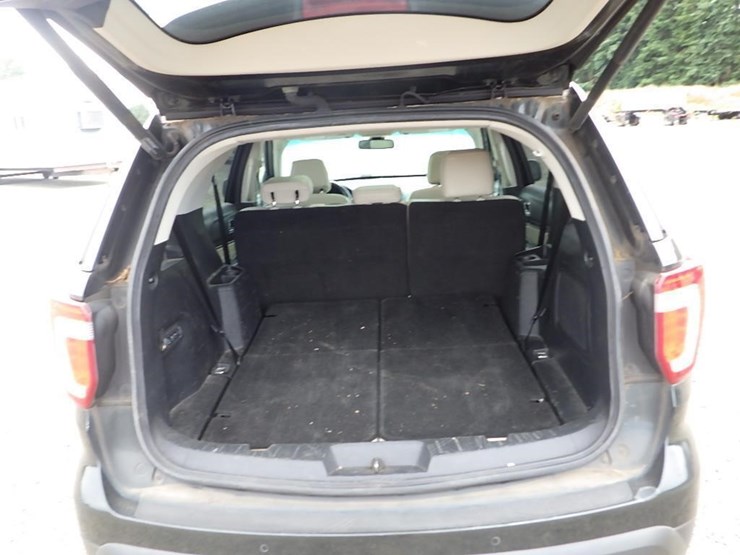 2016-ford-explorer-image-16
