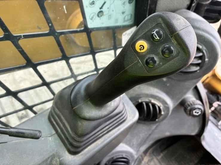 2020-caterpillar-259d3-image-17