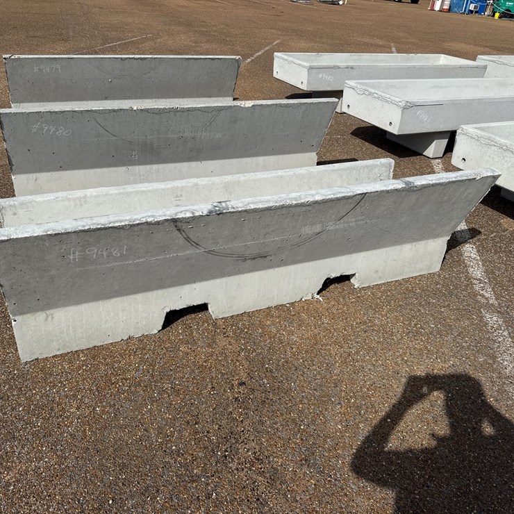 #9481 • 8ft concrete "J" feed trough