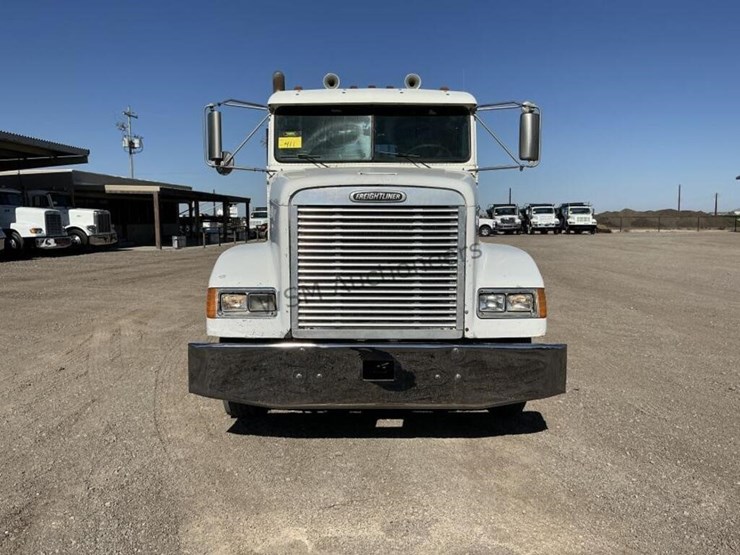 1999-freightliner-fld120-image-2