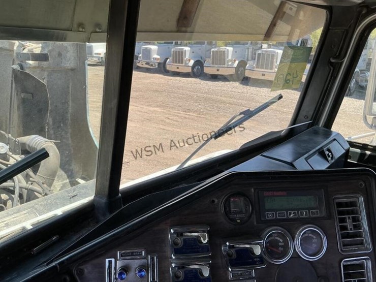2000-freightliner-fld120-image-21