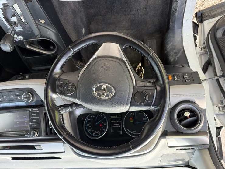 2016-toyota-rav4-image-14