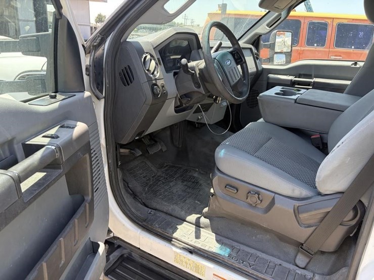 2011-ford-f550-image-12