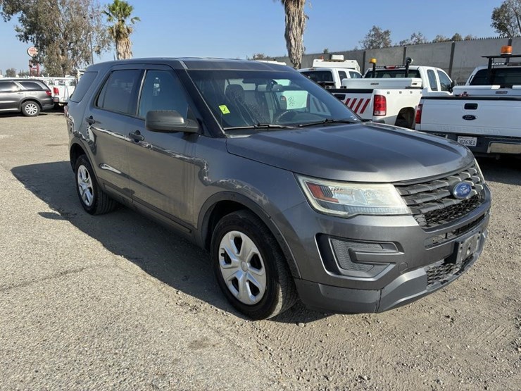 2016-ford-explorer-image-2